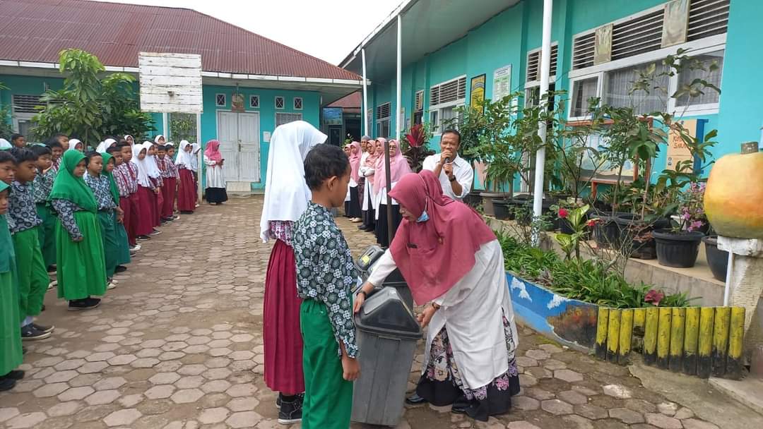 Pembagian Tempat Sampah 